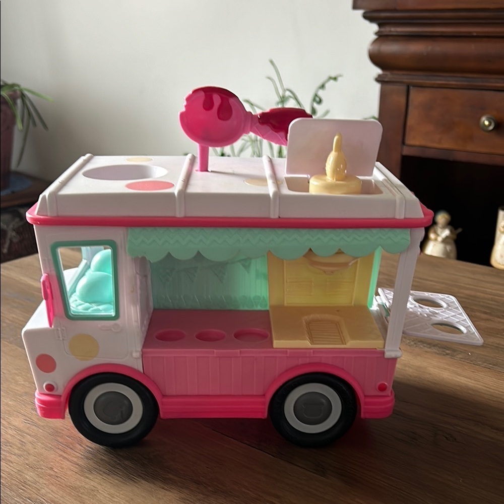 MGA Entertainment Ice Cream Truck Num Non 9" Rolling Vehicle Toy